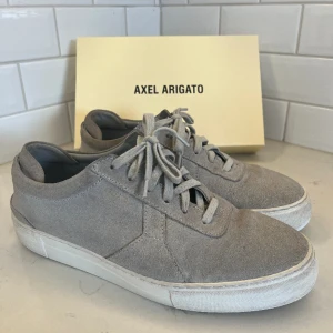 Axel Arigato Platform - Ett par riktigt fina Arigato Platform som är i bra skick. Nypris 2500 och finns ej att köpa för tillfället. Priset är diskuterbart vid en smidig affär😊