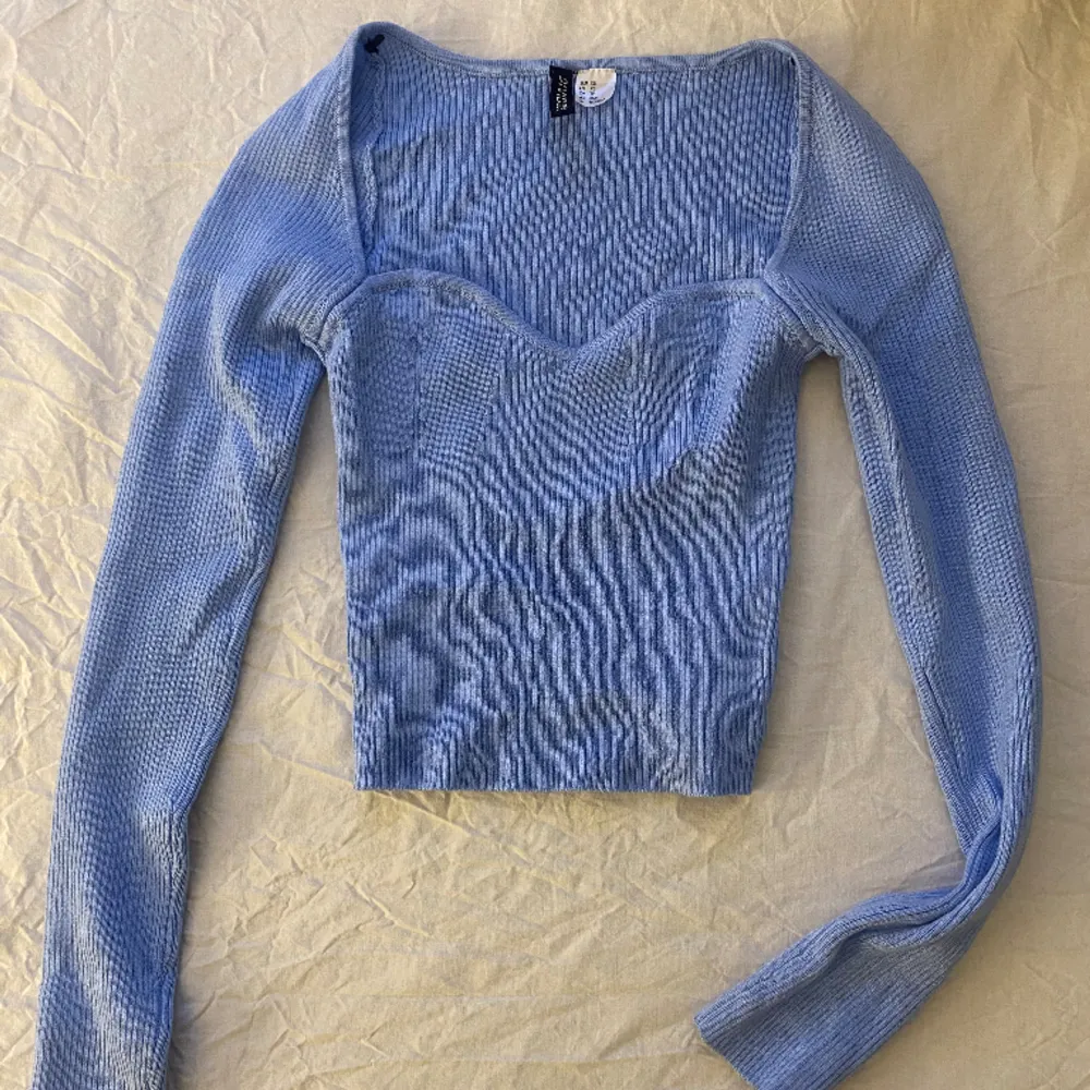 En superfin blå tröja från hm i storlek xs. Passar bra både till vardag och fest💙. Tröjor & Koftor.
