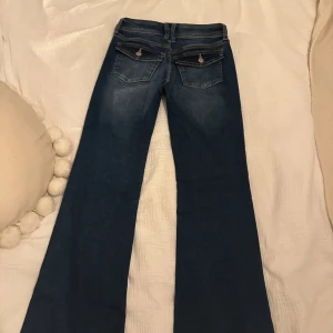 Supersnygga jeans  - Säljer mina fina jeans ifrån aeropostale som jag köpte i usa. Så fina low waist bootcut jeans, har inte kommit till användning därav är de i nyskick. Strl 00 passar mig som vanligtvis har XS/S jag är 166 cm lång och passar mig perfekt nypris 900kr💕
