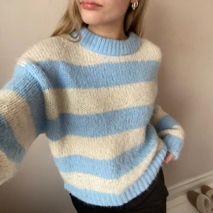 Blå och vit randig stickad tröja  - Säljer nu min fina stickade tröja från Vero Moda då det inte längre är min stil. Den är i väldigt mjukt material och den sticks inte! Använd max 7 gånger.