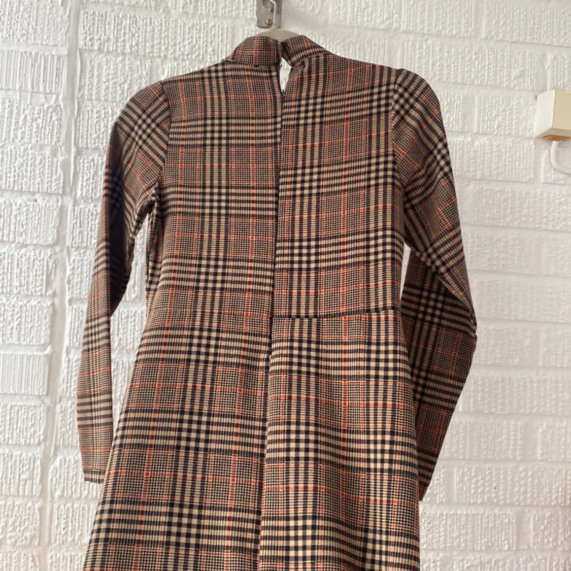 Brun kvadratig klänning - 90