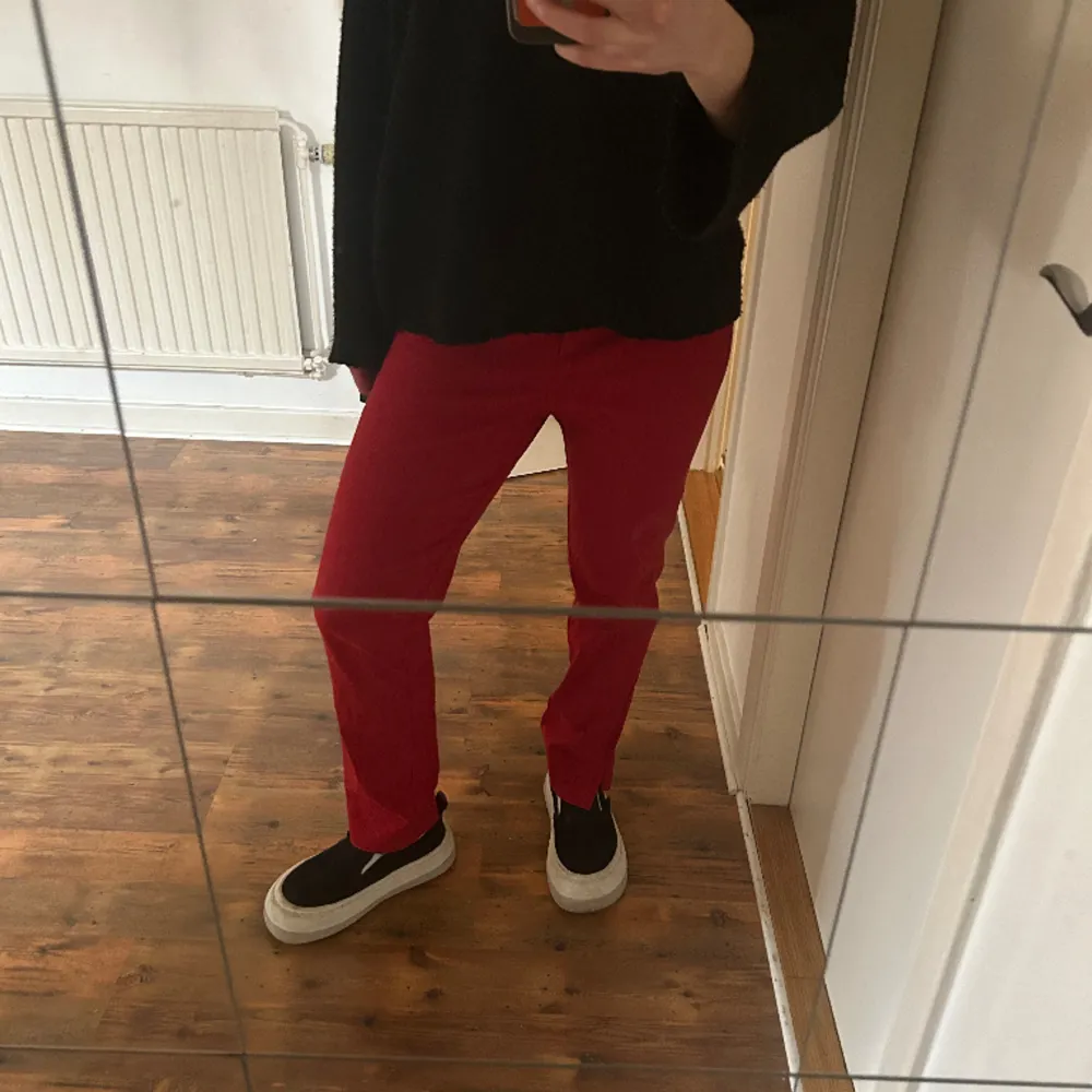 Röda kostymbyxor. Jag är 165 cm lång. Jeans & Byxor.