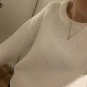 Vit stickad tröja  - Säljer min nya stickadd tröja min bikbok i stl S , köpt för 299 säljer för 100kr