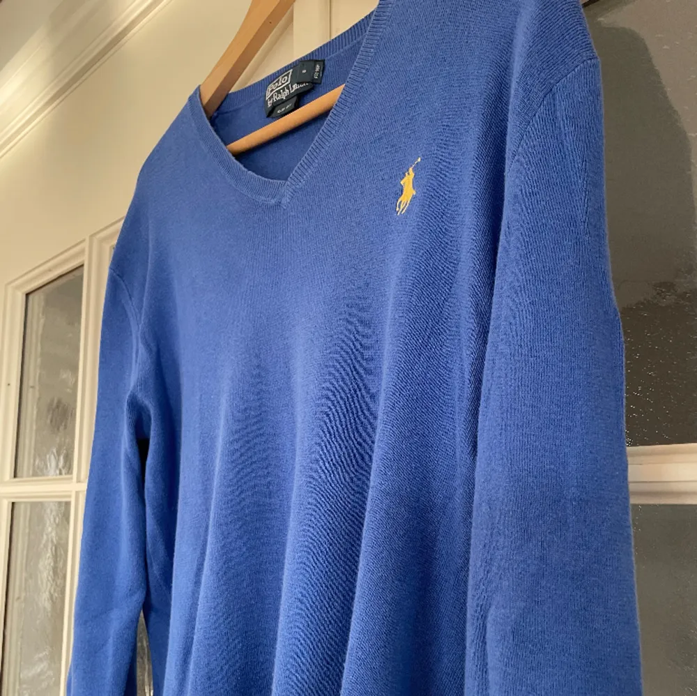 Sjukt snygg pullover från Ralph lauren som passar perfekt med sin blåa färg nu till våren/sommaren💯💯 9/10 skick👍🏻 priset går att diskutera😇😇. Tröjor & Koftor.