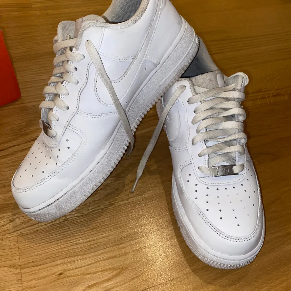 Vi är ett UF företag som säljer ett par vita Air Force 1’s i storlek 41 som vi har rengjort så att de ser ut som nya, de är även i bra skick utan några skador eller repor. . Skor.