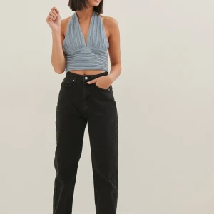 Blå glittrig topp - En fin ljusblå glittrig topp. Alldrig använd. Köparen står för frakten