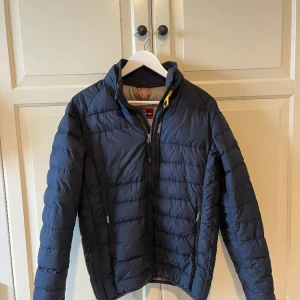 Parajumpers Jacka - Hej! Säljer min Parajumpers Jacka då jag aldrig använder den. Det är storlek Y-L (Large) men sitter som Medium. Köpt för 4200kr men säljer den billigt pga att den har gått sönder på magen men det är sytt (se bild 3). Hör av er vid frågor!