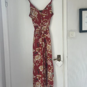 Blommig byxdress ❤️ - Blommig byxdress ❤️XL men liten i storleken! Jag är en M och sitter perfekt. 