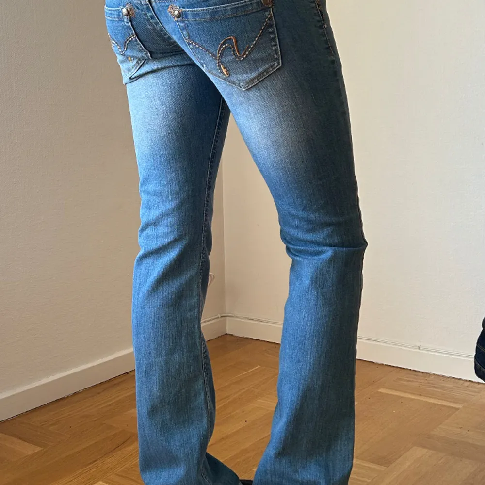 Jätte snygga lågmidja jeans med snygga fickor. Flera bilder finns! Skriv om intresserad . Jeans & Byxor.