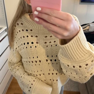 Så fin stickad💕 - Superfin stickad från Gina med lite hål älskar denna särskilt på våren/sommaren. Storlek M men passar mig som vanligtvis har XS/S💕💕