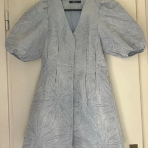 Ljusblå klänning M ifrån Ginatricot  - Ljusblå klänning M ifrån Ginatricot - använd 1 gång på ett nyår. 