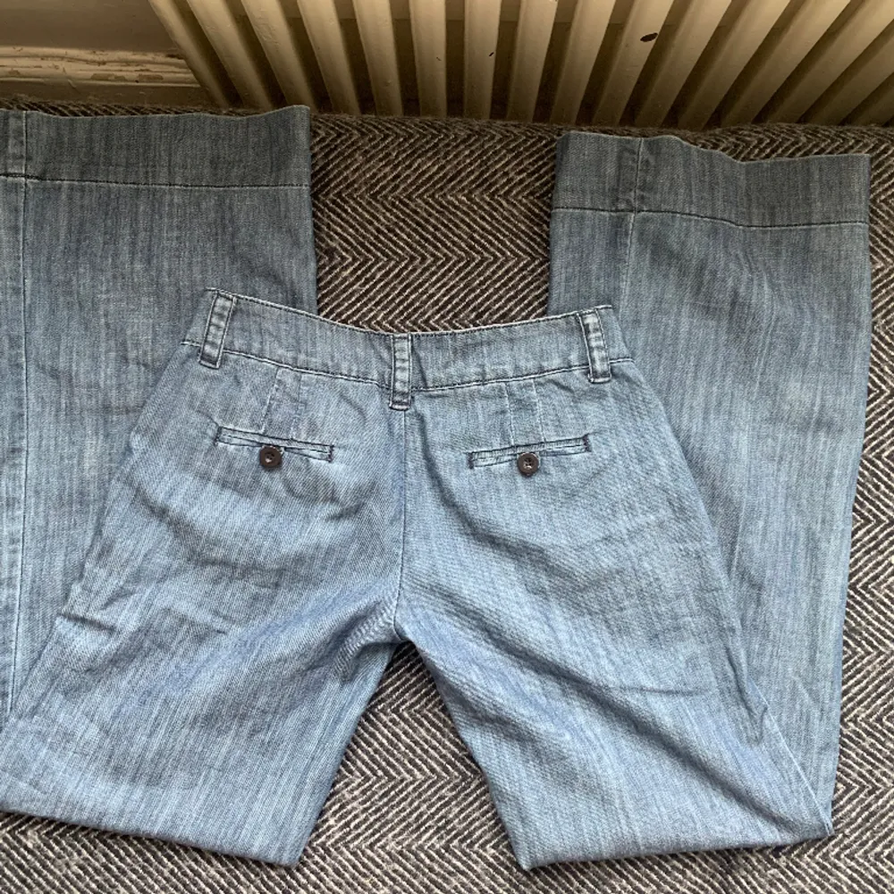Vida lågmidjade jeans från R.marks, står L på lappen men skulle mer säga s/m. Liten fläck på framsidan som man ser på andra bilden, men märks inte av så mycket❤️Midjan tvärs över är 37 cm och innerbenslängden är 82cm :). Jeans & Byxor.