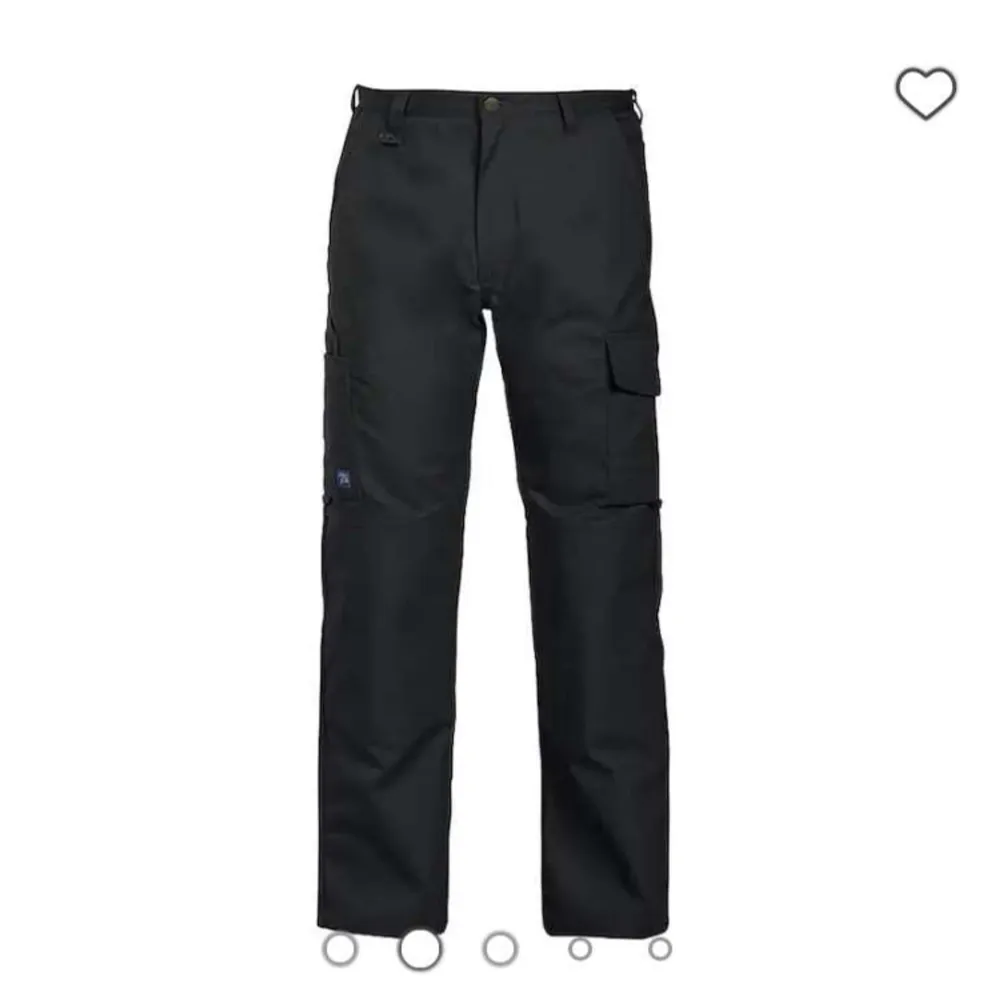 Säljer mina svarta cargo pants!! Köpte för 469 kr. Säljer för 299 kr. Helt nya skick 9/10. Storlek M.. Jeans & Byxor.