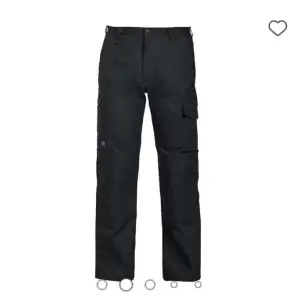 Säljer mina svarta cargo pants!! Köpte för 469 kr. Säljer för 299 kr. Helt nya skick 9/10. Storlek M.