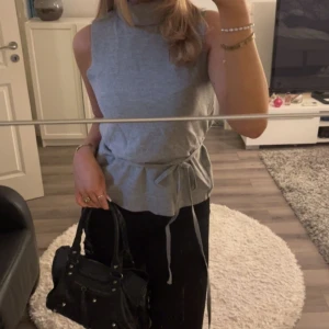 Stickad topp Zara - Säljer denna fina topp/väst från Zara i stl M🩷knappt aldrig använd💕säljer den då den inte kommer till användning💕💞