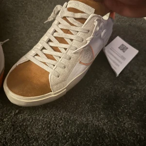 Philippe model  - Helt nya skor aldrig använda nypris runt 3600 kr kom med prisförslag och skriv pris om ni vill köpa. Storlek 45