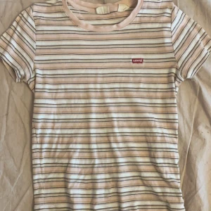 levis tshirt - säljer denna jätte fina levis t-shirten då den tycörr ej kommer till användning❤️