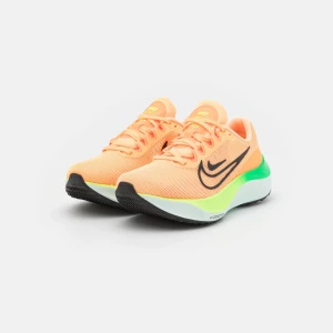 Nike Zoom Fly 5 - Säljer ett par otroliga löparskor från Nike som endast är använda ett fåtal gånger. De ger otroligt löparsteg och är sååå himla snygga! Köpta på Zalando, nypris 1995kr. Exklusive frakt 💕