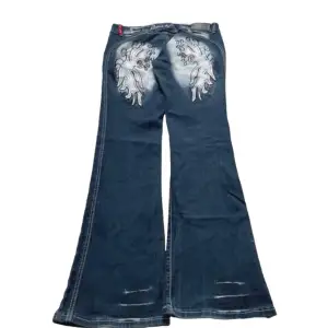 Så jävla snygga young age jeans men dragkedjan har gått sönder men det går lätt o fixa🥰Bilder lånade från förra säljaren!😻