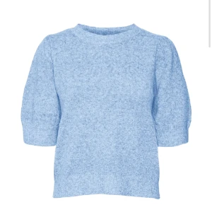 Stickad t-shirt  - Stickad t-shirt som inte kommer till användning längre. Använt 3-5 gånger. St M men jag som har xs-s kan ha den! Den är väldigt stretchig 