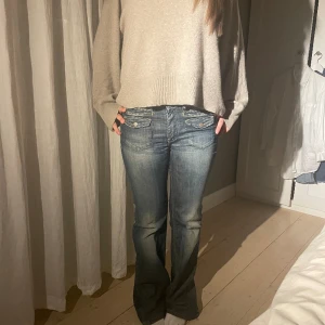 Le temps de cersise jeans - Skitsnygga, köpta för 1800kr, lite andvända! Storlek 28, Midjemått 37cm rakt över och 86cm på innerbenslängden!