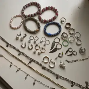 Massa fina smycken som jag inte använder! Alla kostar 25kr st och om du köper 4 på samma gång får du ett valfritt gratis!!!❤️💘skriv till mig vilka du vill köpa!