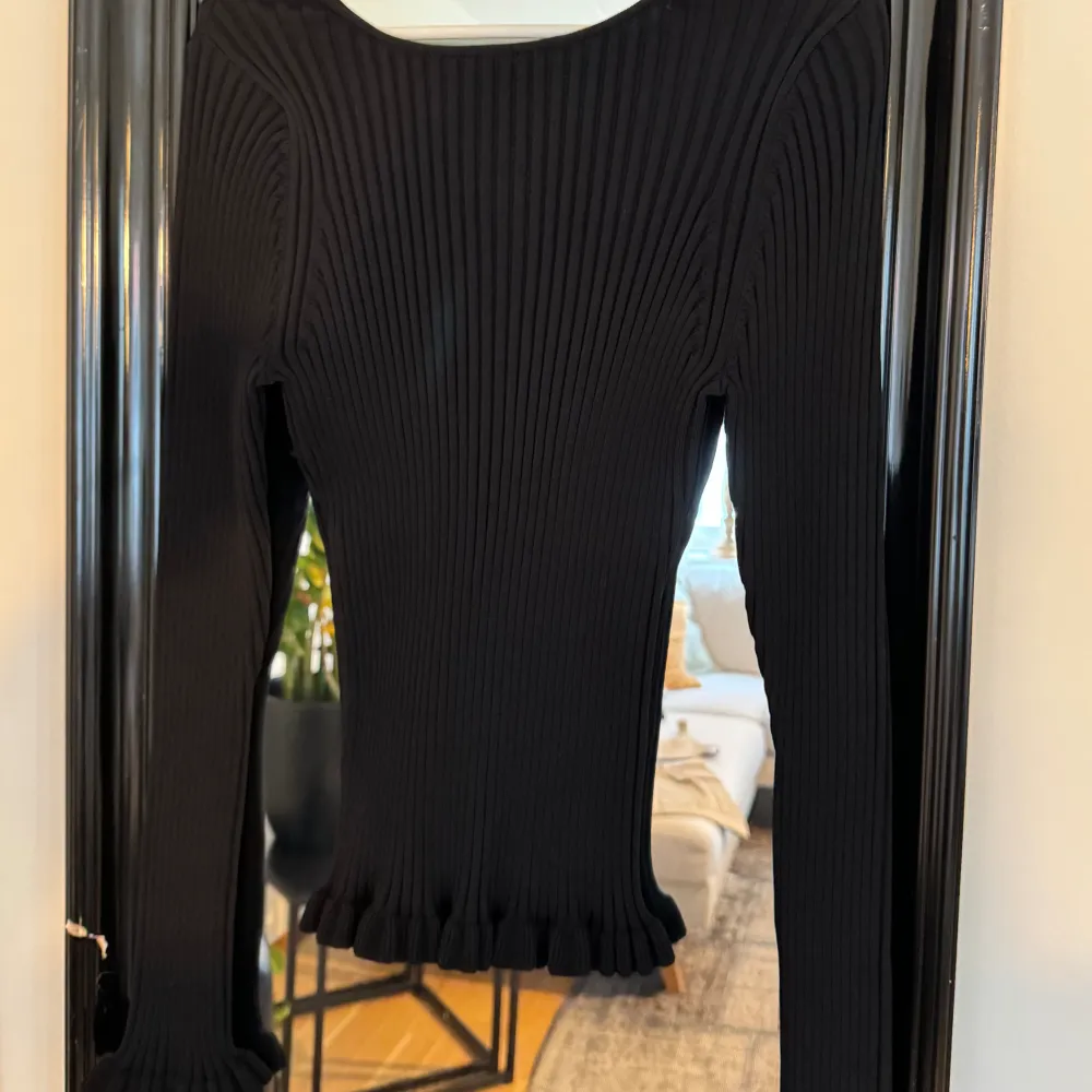 En jätte fin svart tröja med små detaljer, den är helt ny och har aldrig kommit till användning den är väldigt stor i storleken och är stretchig . Tröjor & Koftor.