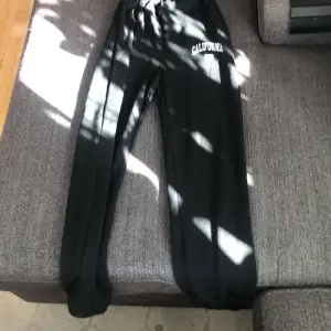 Svarta mjukis byxor, storlek: 160 märke: Shein
