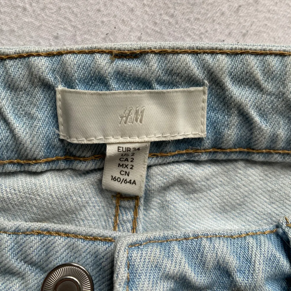 Skit fina högmidjade ljusa jeans, storlek 34 💗. Jeans & Byxor.