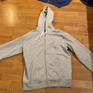 Zip hoodie grå - Storlek xs sitter som s/m  Pris kan diskuteras vid snabb affär 