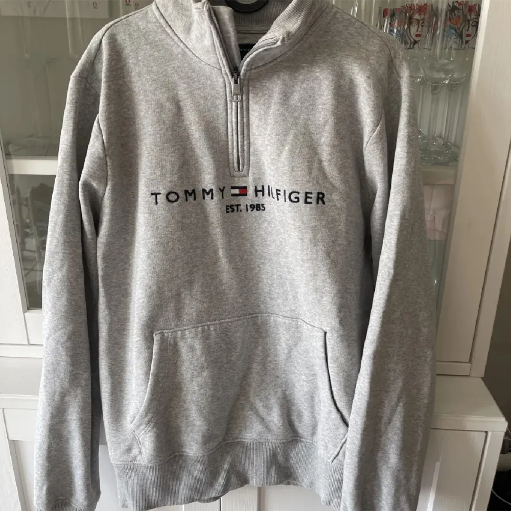 En halfzip från Tommy hilfiger i fint skick. Pris diskuterandet vid snabb affär.. Hupparit & Collegepaidat.
