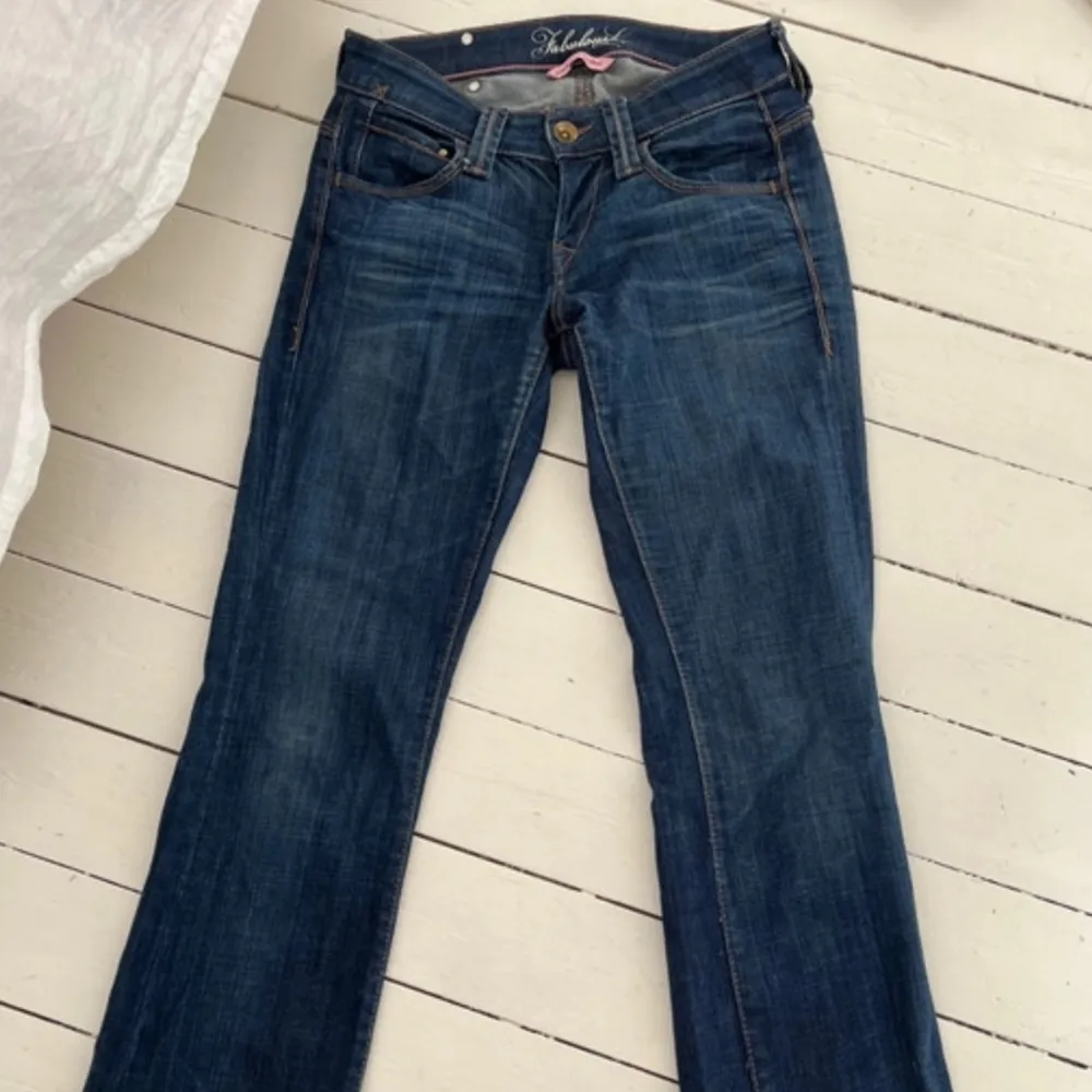 Jättesnygga bootcut jeans från fornania!  Innerben 86 Midja 36. Jeans & Byxor.