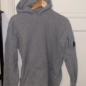 CP Company hoodie - Säljer en min cp hoodie, den är för liten. Köpt på flannels.com för 1700. Köpte den 2021. Skick 8/10 Inga defekter. Jag är 187 cm så den passar runt 180 cm. Hör av er för mer information och bilder