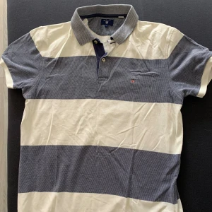 Piké  - Blå o vit randig piké tröja