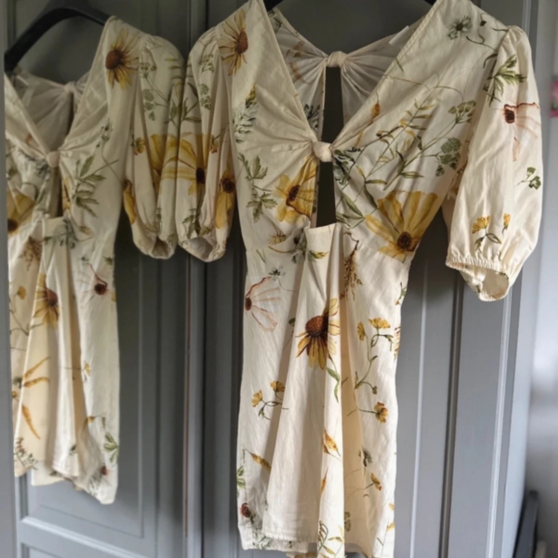 Ljusgul klänning med solrosor - 90