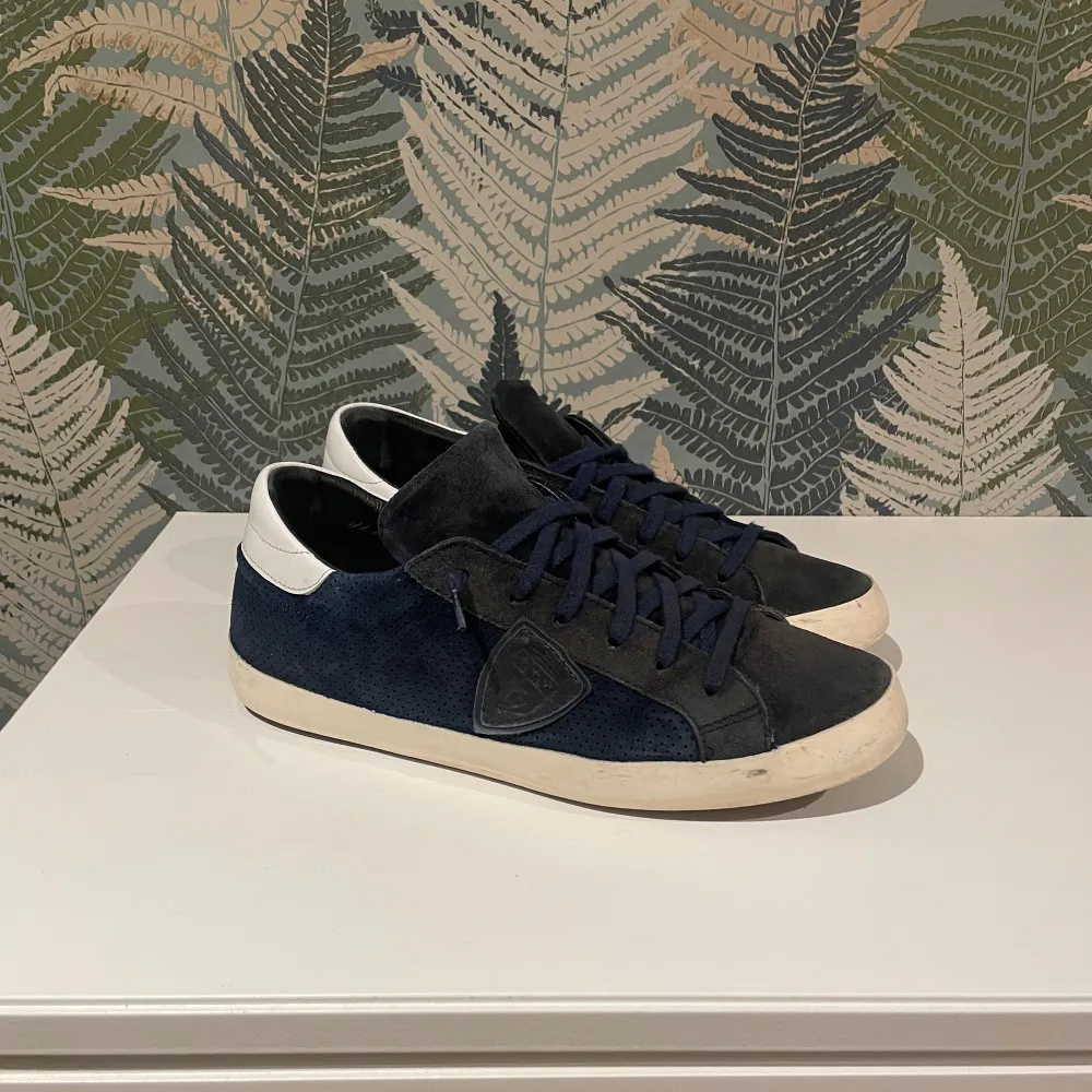 Grymt feta Philippe Model i populära modellen Prsx. Skön navy färg. Retail: 3500kr. Allt gott, mvh W. Skor.