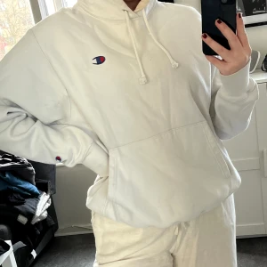 Hoodie - Vit hoodie från Champion med lite fläckar på vissa ställen.