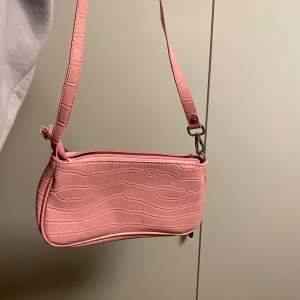 En rosa liten handväska från SHEIN. Superfin och får plats med mycket