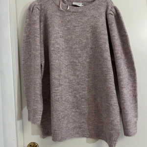 Tröja  - En tröja som jag har exakt lika dan, jag älskar den, den är jätte fin 💕 säljer den för 250 och den kostar egentligen 499 kr 