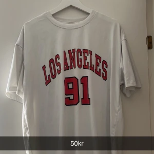 Tröjor  - Bra skick, 200kr för alla annars gäller priser på bilden😘 skriv gärna PM ifall ni undrar något ❤️