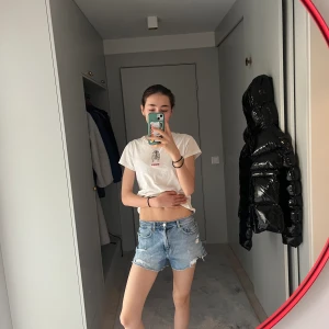 Snygga jeansshorts från Zara - Ett par snygga blåa jeansshorts från zara barn  Ganska använda men fortfarande i bra skick I storlek 164 