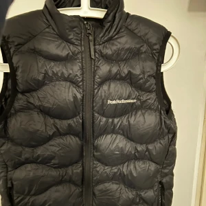 Peak performance väst - Storlek 160 inga hål eller liknande väl omhändertagen skick 8/10