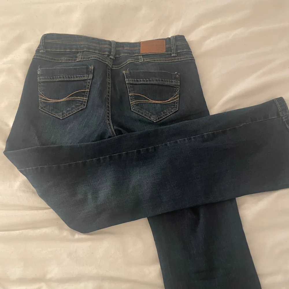 Jag säljer ett par lågmidjade bootcut jeans då dem har blivit för små för mig, dem är i jättebra skick. Jag står för frakten, och priset kan absolut diskutera, men ordinarie pris är runt 500kr. Skriv för fler bilder och info🥰. Jeans & Byxor.