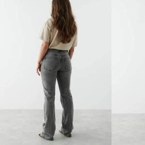 Säljer ett par nästintill oanvända full length petite flare jeans i storlek 38, nypris 500kr säljer för 200kr!😊