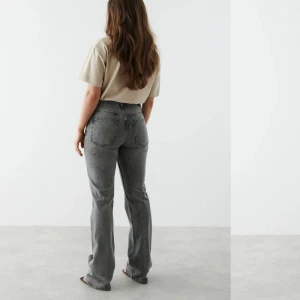 Full length petite flare jeans - Säljer ett par nästintill oanvända full length petite flare jeans i storlek 38, nypris 500kr säljer för 200kr!😊
