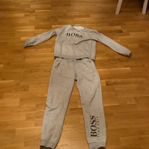Hugo boss dress grå - Skick 7/10 lite använd