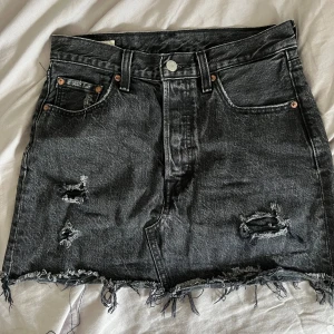 Levis jeanskjol - Snygg jeanskjol från Levis i storlek 26. I väldigt bra skick! Säljer pga för liten för mig❤️