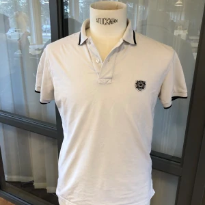 Kenzo Paris Pique  - Säljer denna Kenzo Paris Pique, i mycket bra skick inga defekter finns. Storlek: Xs herr (stor i storlek så den passar mig som har M)  Pris: 300