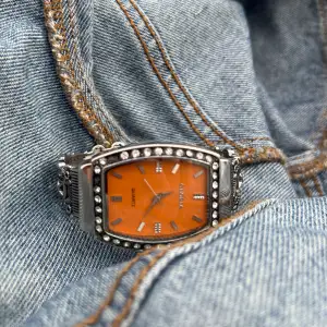 Hur fan tar man bild på en klocka? Iallfall den här är så fkn snygg men har verkligen inte stilen som behövs för att bära dena guldklimp. Tror verkligen inte den funkar men kan typ inte läsa klockan så är osäker? Vem har ens klocka för att kolla tid?