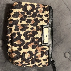 DAY - DAY necessär i leopard mönster💞
